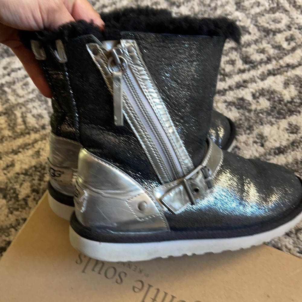 UGG - Picture 4 of 8